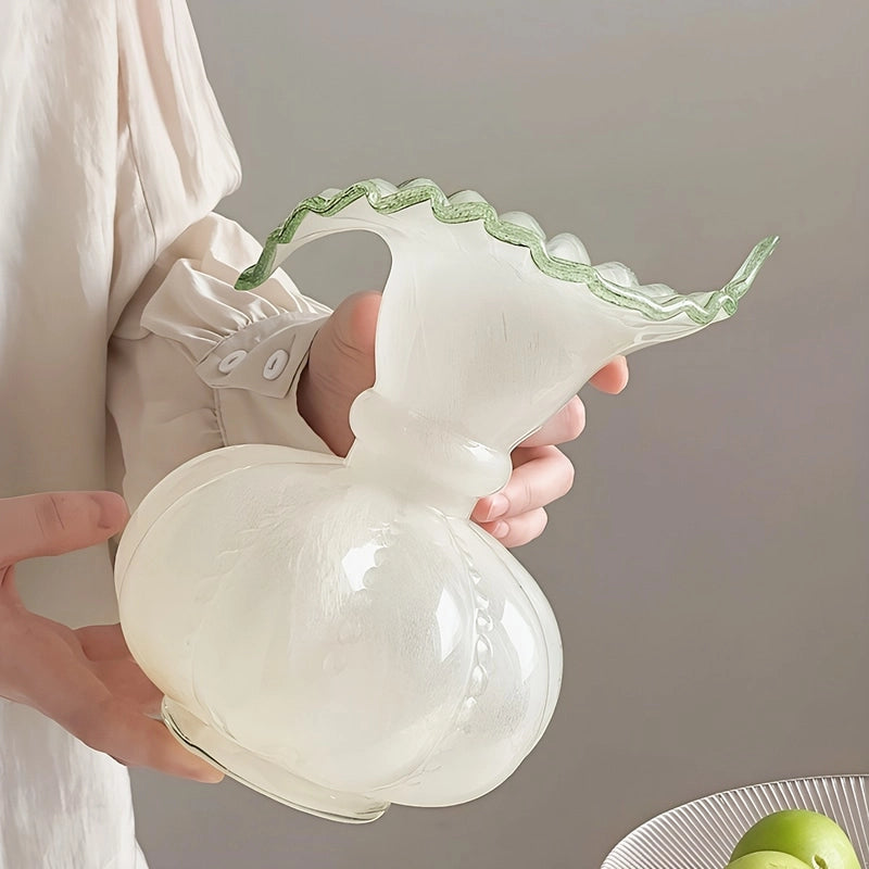 Vase Élégant Rond avec Col Forme Feuille Dentelée, présentation tenu en main sans fleurs.