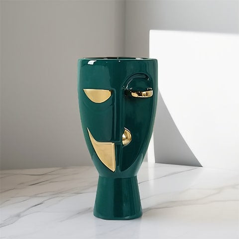 Vase en forme de visage style nordique présentation du modèle Vert doré sur table en marbre.