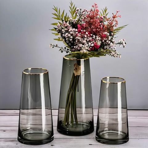 Vase en Verre Décoratif Liseré Doré en verre, présentation des modèles Gris 25cm et 28cm avec fleurs sur une table en bois grise.