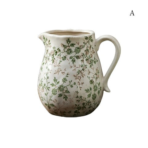 Vase d'époque motif feuillages verts en céramique modèle A forme cruche sur fond blanc.