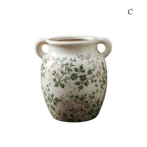 Vase d'époque motif feuillages verts en céramique modèle C sur fond blanc.