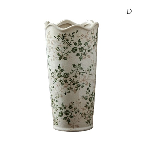 Vase d'époque motif feuillages verts en céramique modèle D sur fond blanc.