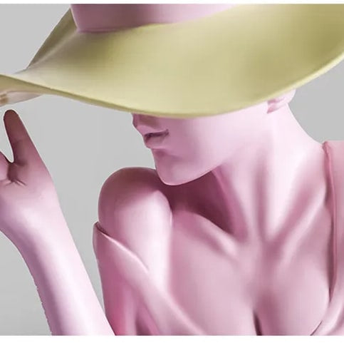 Vase Femme au chapeau zoomé.
