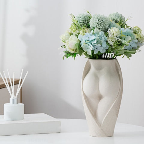 Vase fessier de Femme vice-versa présentation avec bouquet de fleurs.
