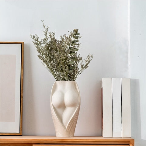 Vase Fessier Femme Vice-Versa présentation du modèle Grand avec fleurs séchées sur un meuble.
