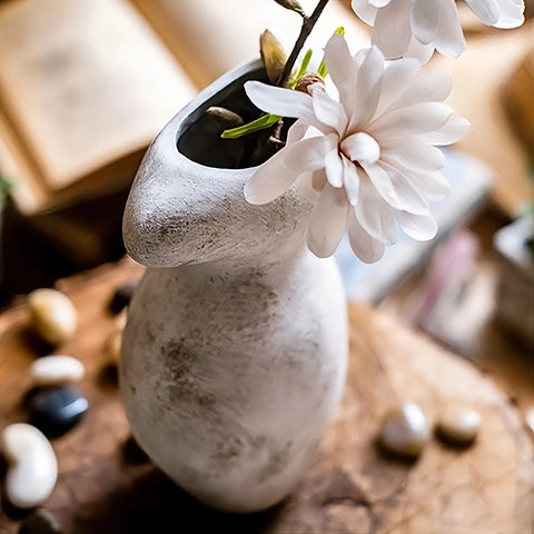 Vase Forme Champignon Vieilli en céramique présentation du modèle A avec fleurs, vu de près et du dessus.