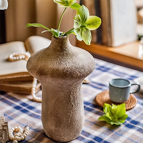 Vase forme champignon vieilli en céramique présentation du modèle B avec fleurs sur une table.
