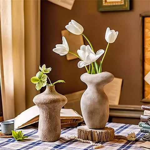 Vase forme champignon vieilli en céramique, présentation des modèles B et A avec fleurs sur une table.