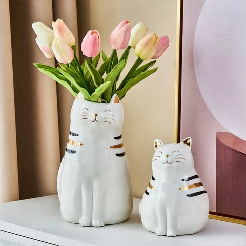 Vase Forme Chat Blanc en céramique présentation avec bouquet de tulipes pastel, posé sur un meuble blanc.