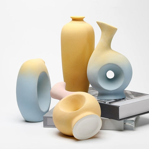 Vase forme irrégulière pastel dégradé présentation sans fleurs.