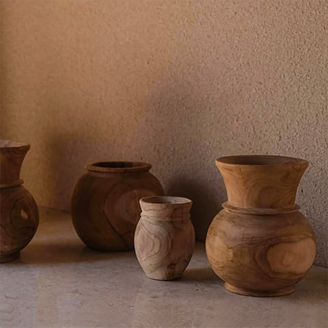 Vase Forme Pot Rétro en bois modèles A, B et C posés au sol sans fleurs.