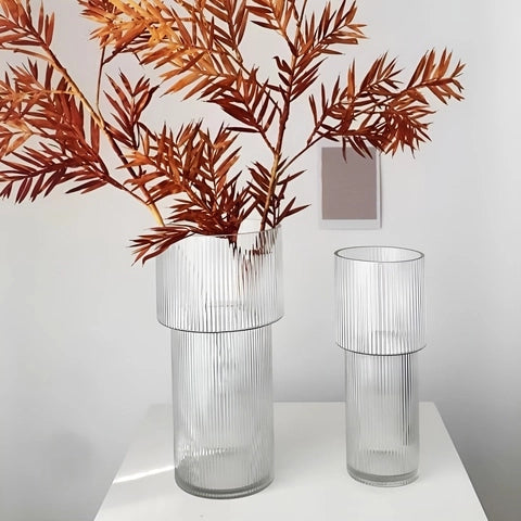 Vase Forme Torche Transparent Rayé en Verre présentation des modèles grand et petit avec plantes sur une table