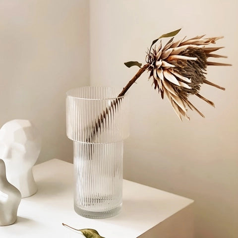 Vase Forme Torche Transparent Rayé en Verre présentation du modèle grand avec fleur séchée sur une table