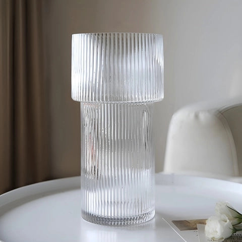 Vase Forme Torche Transparent Rayé en verre présentation du modèle grand 29 cm sans fleurs sur une table