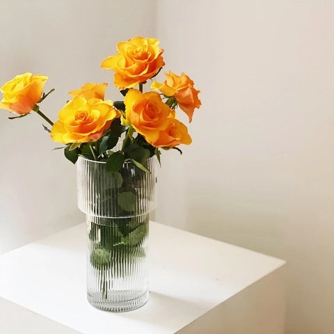 Vase Forme Torche Transparent Rayé en Verre présentation du modèle petit avec bouquet de fleurs