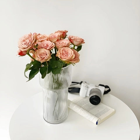 Vase Forme Torche Transparent Rayé en Verre présentation du modèle petit avec bouquet de roses sur une table