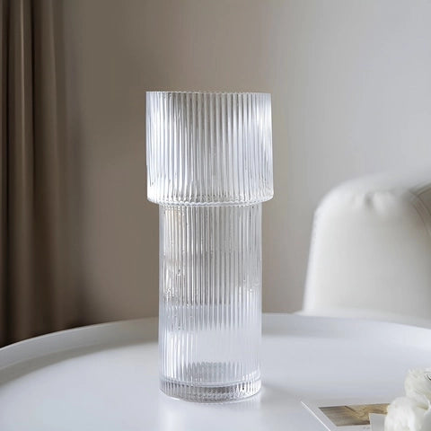 Vase Forme Torche Transparent Rayé en verre présentation du modèle petit 24 cm sans fleurs sur une table