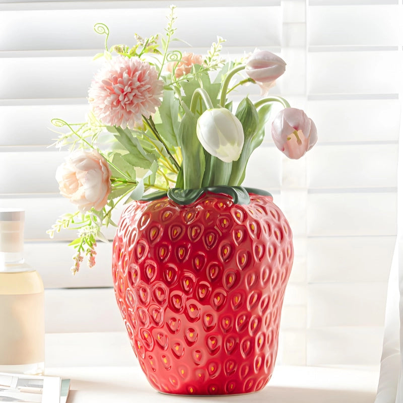 Vase Fraise Design Moderne en Céramique présentation du modèle rouge avec fleurs.