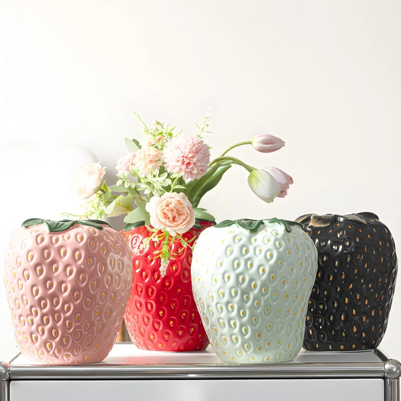 Vase Fraise Design Moderne en Céramique présentation tous les modèles sur une table, modèle rouge avec bouquet de fleurs.