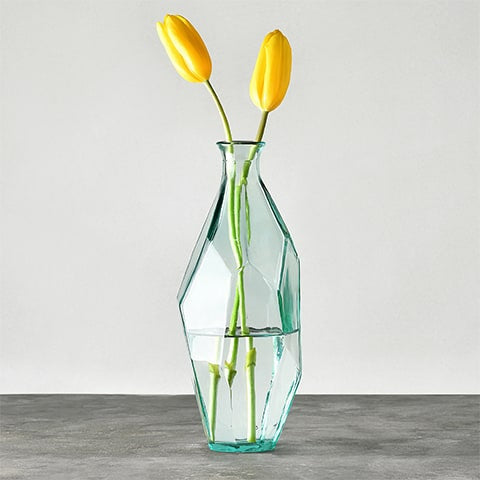 Vase géométrique polygonale transparent en verre présentation du modèle Haut avec deux tulipes jaunes.