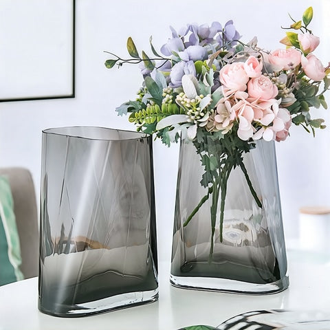 Vase géométrique translucide gris fumé présentation avec fleurs.