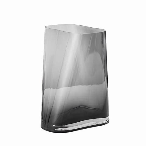 Vase géométrique translucide gris fumé sur fond blanc.