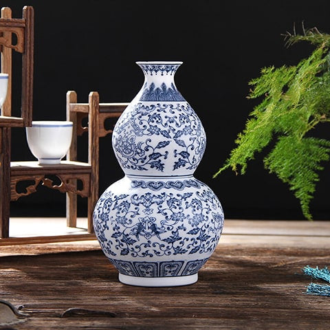 Vase gourde Wu Lou chinois, mise en scène dans une pièce de vie, posé au sol sans fleurs.