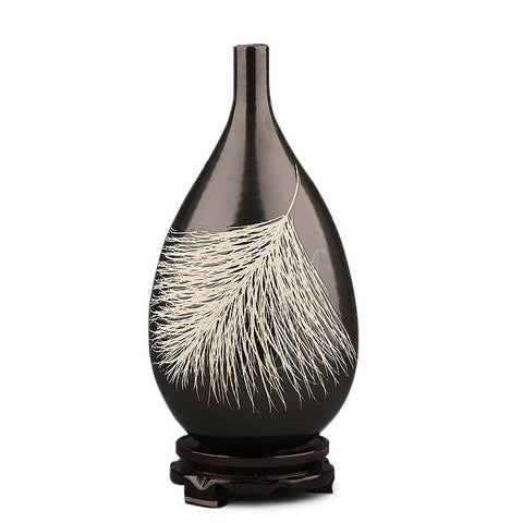 Vase Goutte d'Eau Plume d'Ange en céramique, présentation du modèle goutte d'eau sur un socle sur fond blanc sans fleurs.