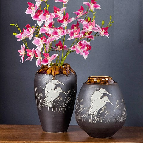 Vase gris anthracite motifs oiseaux présentation modèles M avec bouquets de fleurs et S sans fleurs sur une table en bois.