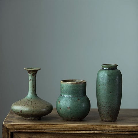 Vase Ikebana Céramique Poterie Artisanale, présentation des modèles style 1, style 2 et style 3 sans fleurs sur un meuble en bois.