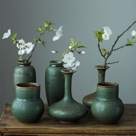 Vase ikebana en céramique poterie artisanale, présentation tous les modèles avec fleurs.