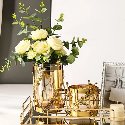 Vase Longiligne Transparent Cerclage Feuilles Dorées en Verre et Métal présentation de tous les modèles avec fleurs.