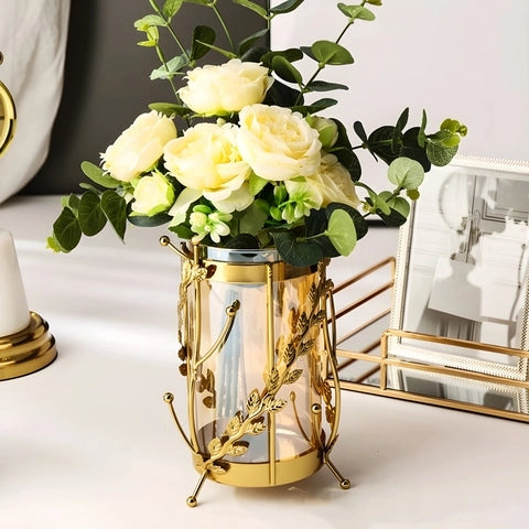 Vase Longiligne Transparent Cerclage Feuilles Dorées en Verre et Métal présentation du modèle L avec bouquet de fleurs.