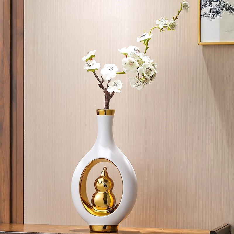 Vase de Luxe Contemporain Ikebana Blanc et Doré en Céramique, présentation du modèle A sur une table en bois avec tige de cerisier.