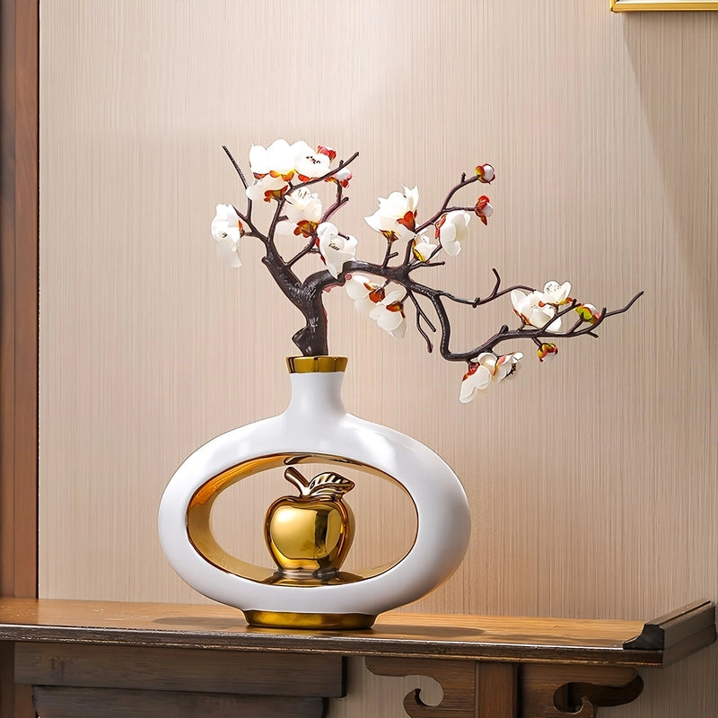 Vase de Luxe Contemporain Ikebana Blanc et Doré en Céramique, présentation du modèle B sur une table en bois avec tige de cerisier.