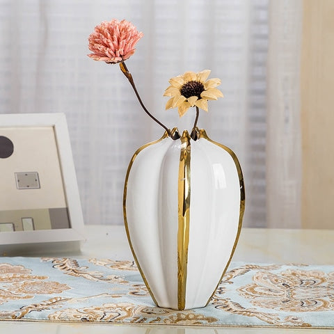 Vase Luxueux Blanc Brillant Orné de Doré en céramique présentation du modèle B avec fleurs.