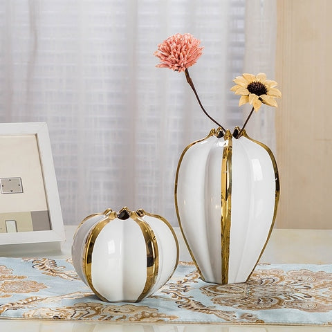 Vase luxueux blanc brillant orné de doré en céramique présentation des modèles A sans fleurs et B avec fleurs sur un chemin de table.