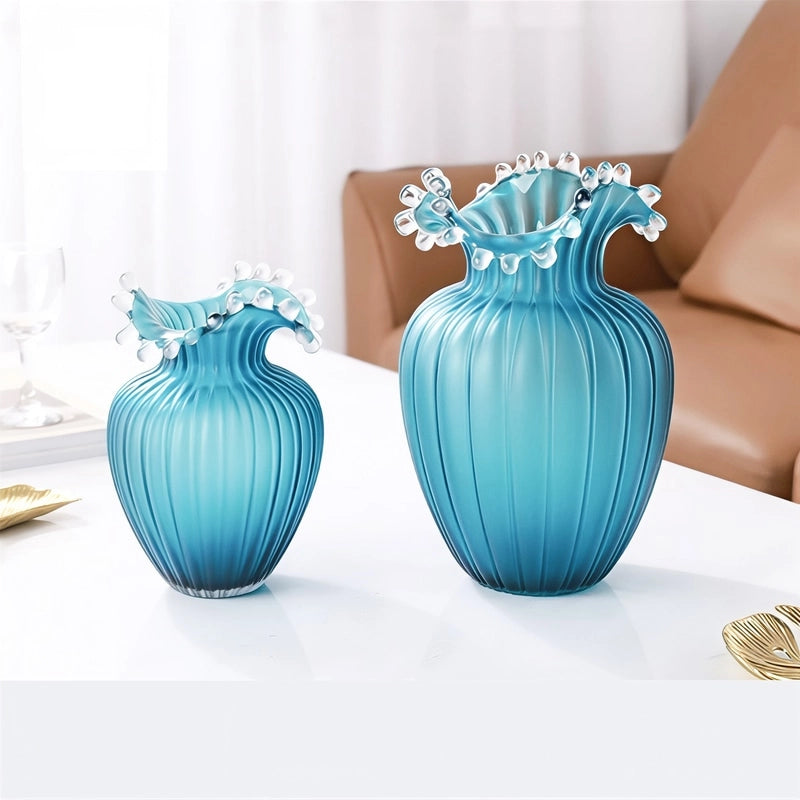 Vase Luxueux Rayé Bleu Givré Col Ondulé présentation des modèles S et L sans fleurs sur une table blanche dans un salon.