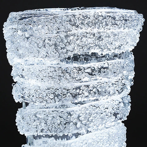Vase luxueux spirale effet glacier en verre détails haut du vase.