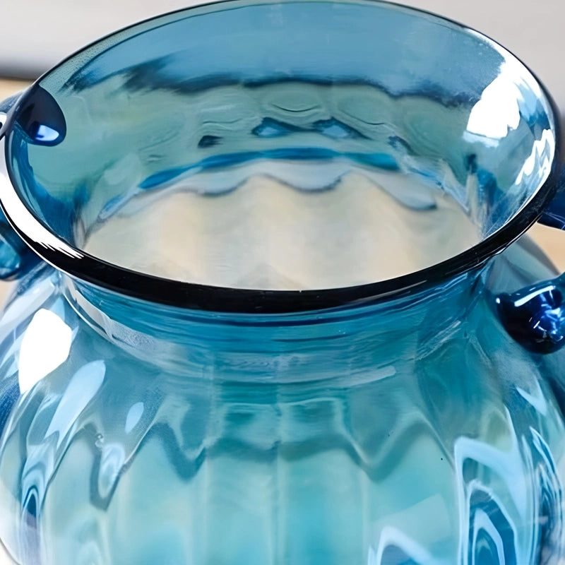 Vase Moderne Amphore Bleu avec Anses présentation du détails du col, vu de près.