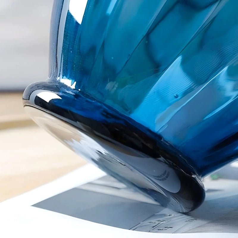 Vase Moderne Amphore Bleu avec Anses présentation du détails du pied, vu de près.