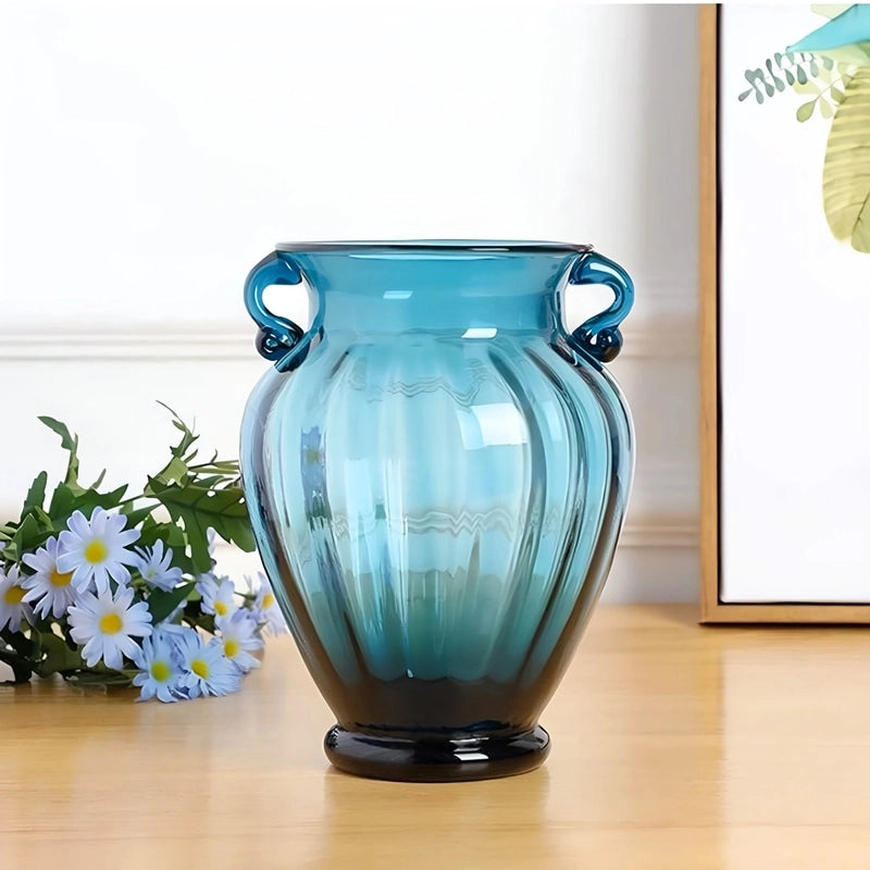 Vase Moderne Amphore Bleu avec Anses présentation sans fleurs sur une table en bois.