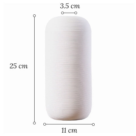 Vase moderne blanc strié en céramique, dimensions du modèle A sur fond blanc.