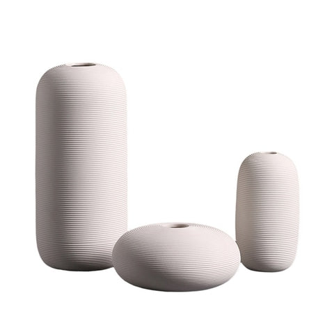 Vase moderne blanc strié en céramique lot des trois modèles.