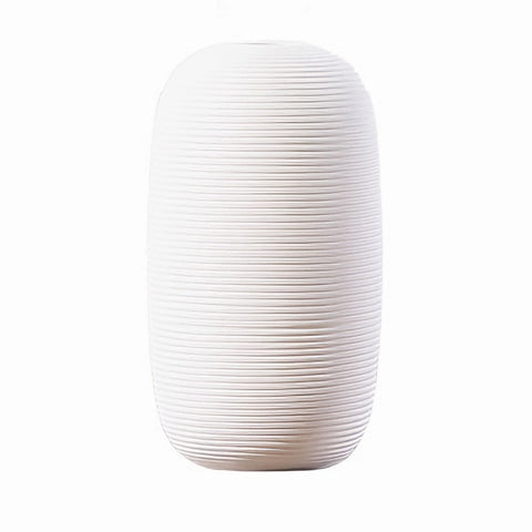 Vase moderne blanc strié en céramique modèle B.