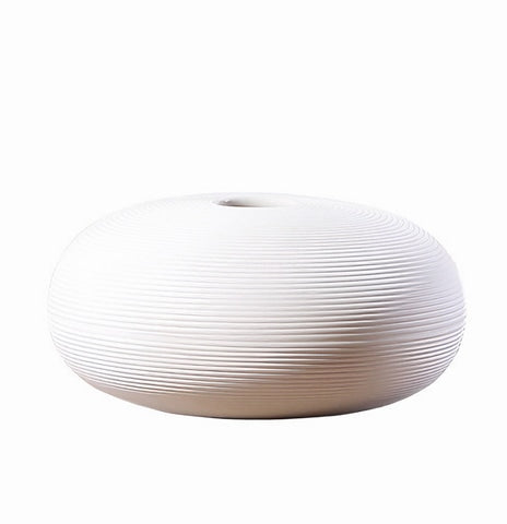 Vase moderne blanc strié en céramique modèle C.