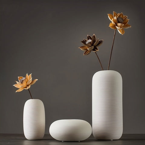 Vase moderne blanc strié en Céramique modèles A, B et C avec fleurs séchées.