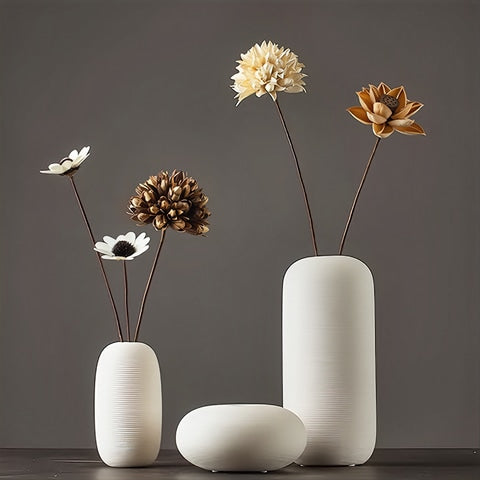Vase Moderne Blanc Strié en céramique, présentation des modèles A, B et C avec fleurs séchées sur une table grise.
