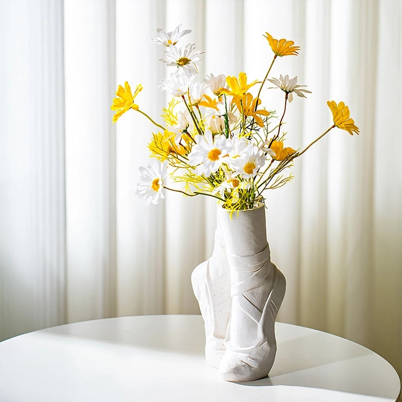 Vase Moderne Chaussures de Ballet modèle Blanc en Céramique présentation avec bouquet de fleurs.