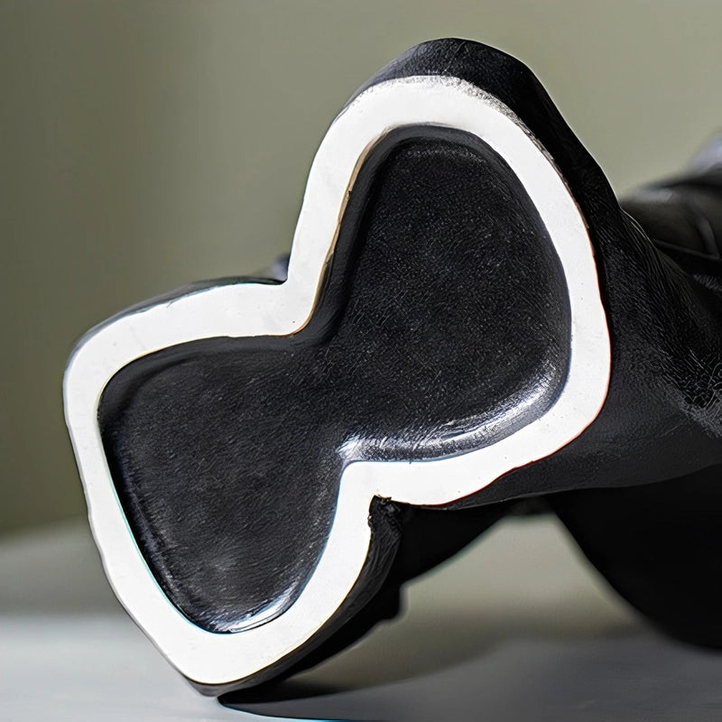 Vase Moderne Chaussures de Ballet Blanc ou Noir en Céramique détails du dessous.